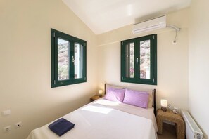 3 bedrooms, iron/ironing board, free WiFi, bed sheets - villa with great seaview (Schinias)