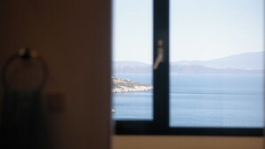 A view through a window with a clear sky and distant mountains. - villa with great seaview (Schinias)