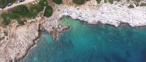Chaises longues, serviettes de plage