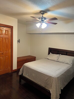 3 bedrooms, iron/ironing board, Internet, bed sheets