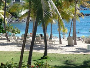 Plage, chaises longues, serviettes de plage