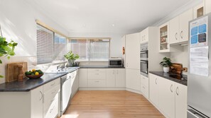 Réfrigérateur, four à micro-ondes, un four, surface de cuisson