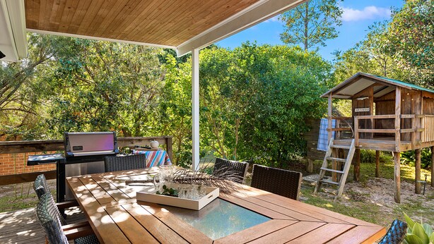 Outdoor dining - Shoal Bay Beach Retreat (Nelson Bay)