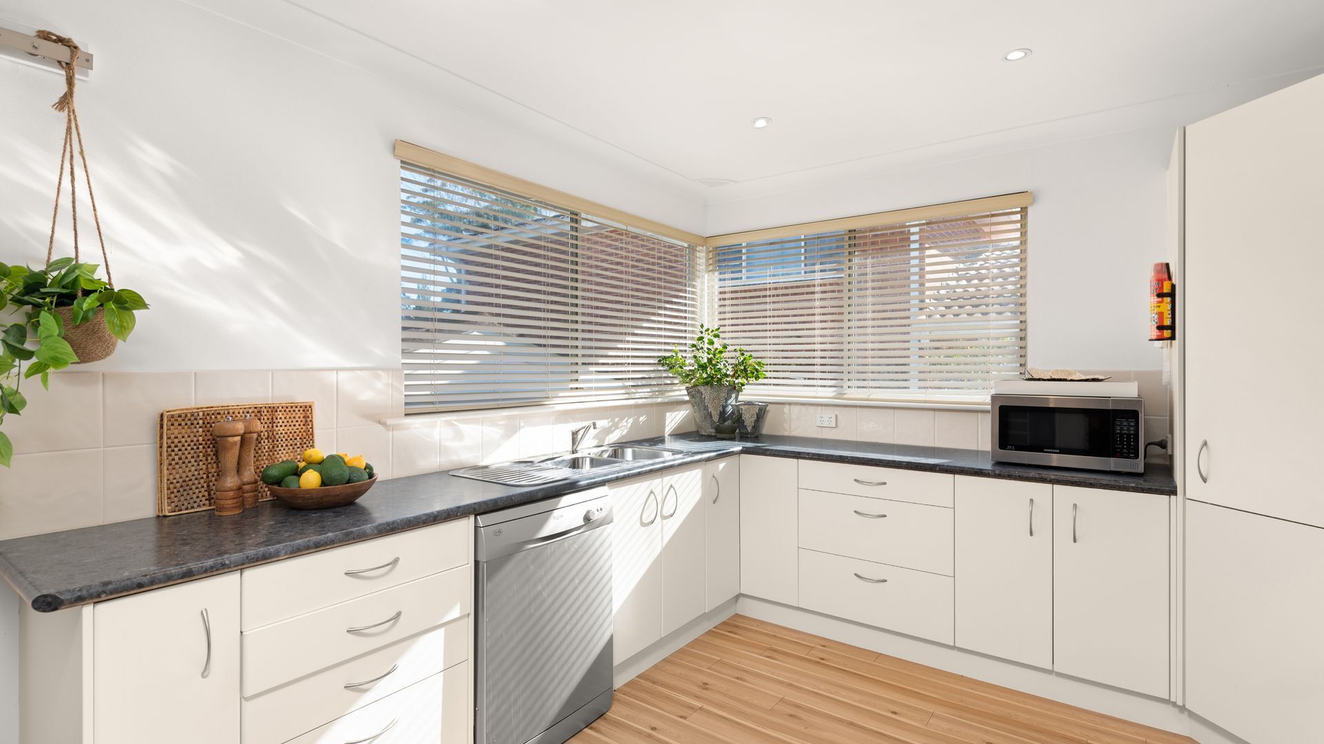 冰箱、微波炉、烤箱、炉灶