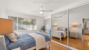 4 bedrooms, iron/ironing board, bed sheets - Shoal Bay Beach Retreat (Nelson Bay)