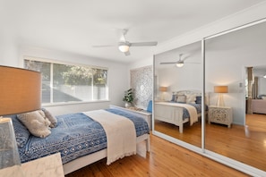 4 bedrooms, iron/ironing board, bed sheets - Shoal Bay Beach Retreat (Nelson Bay)