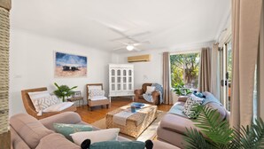 TV - Shoal Bay Beach Retreat (Nelson Bay)