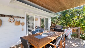 Outdoor dining - Shoal Bay Beach Retreat (Nelson Bay)