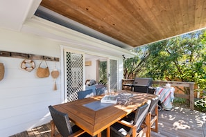 Outdoor dining - Shoal Bay Beach Retreat (Nelson Bay)