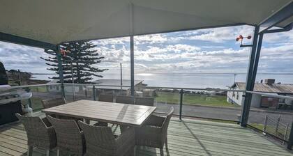 Woody's Beach House ~ Beautiful Sea Views, Great Position, Off Peak Special!