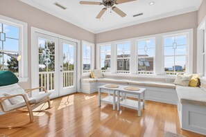 Télévision, cheminée, chaîne hi-fi