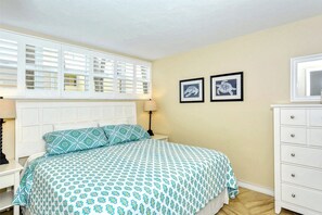 2 bedrooms, iron/ironing board, travel cot, free WiFi - LaPlaya 101E-Relax on your private lanai under the palms! (Longboat Key)