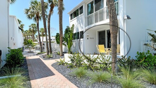 LaPlaya 101E-Relax on your private lanai under the palms!