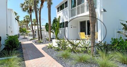 LaPlaya 101E-Relax on your private lanai under the palms!