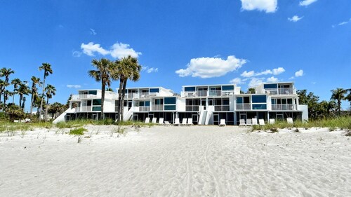 LaPlaya 101E-Relax on your private lanai under the palms!