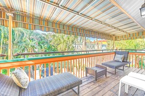 Property grounds - Gertrude's Siesta | 4-min Walk to Beach & Village with Tiki-Bar, Balcony, Tropical Patio! (Siesta Key)