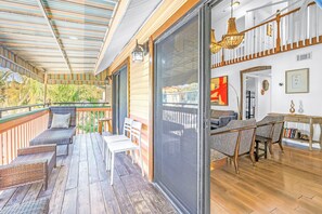 Property grounds - Gertrude's Siesta | 4-min Walk to Beach & Village with Tiki-Bar, Balcony, Tropical Patio! (Siesta Key)