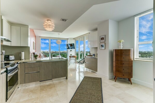 Réfrigérateur, four à micro-ondes, un four, surface de cuisson