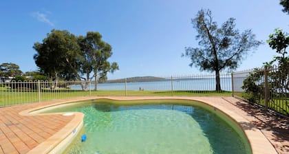 Sweeping water views across the Bay of Port Stephens