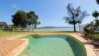 Sweeping water views across the Bay of Port Stephens