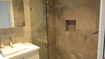 Douche, serviettes fournies