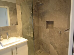 Een douche, handdoeken