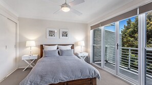 3 bedrooms, bed sheets - Modern spacious townhouse (Fingal Bay)