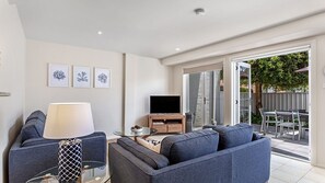TV - Modern spacious townhouse (Fingal Bay)
