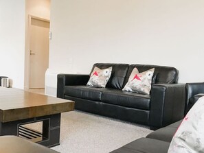 مساحة عمل للكمبيوتر المحمول وستائر تعتيم وتجهيزات عازلة للصوت