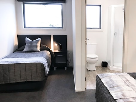 Suite, 1 Schlafzimmer (3 Adults) | Badezimmer | Haartrockner, Handtücher, Seife, Shampoo. Harbour View Motel