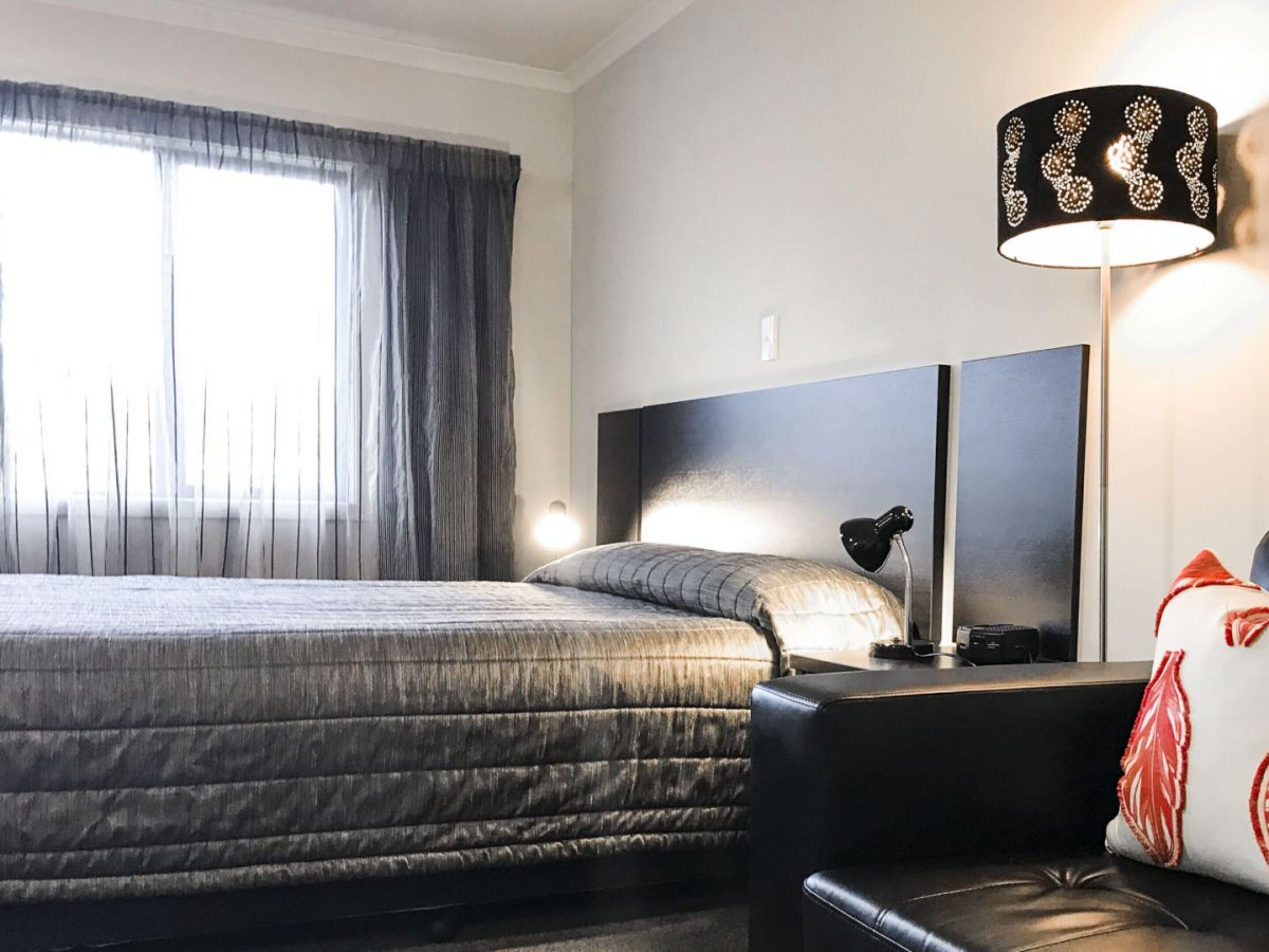 Espacio para trabajar con laptop y cortinas blackout 