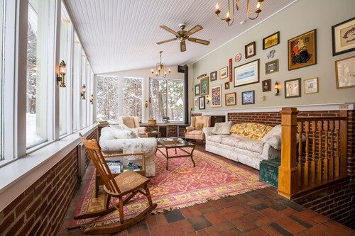 Private Tavern, Hot Tub, 8-Fireplaces, Spa Baths, Fire Pit, Baths Ensuite - Shop or Ski!