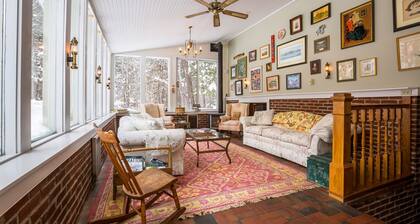 Private Tavern, Hot Tub, 8-Fireplaces, Spa Baths, Fire Pit, Baths Ensuite - Shop or Ski!