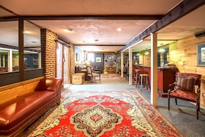 Lobby - Private Tavern, Hot Tub, 8-Fireplaces, Spa Baths, Fire Pit, Baths Ensuite - Shop or Ski! (Landgrove)