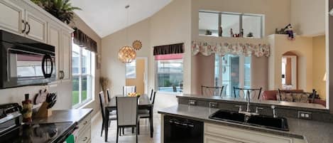 House, 6 Bedrooms, Private Pool | Private kitchen