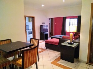 Appartement, 2 lits doubles | Coin séjour | Télévision à écran plat de 42 pouces avec chaînes par câble, télévision