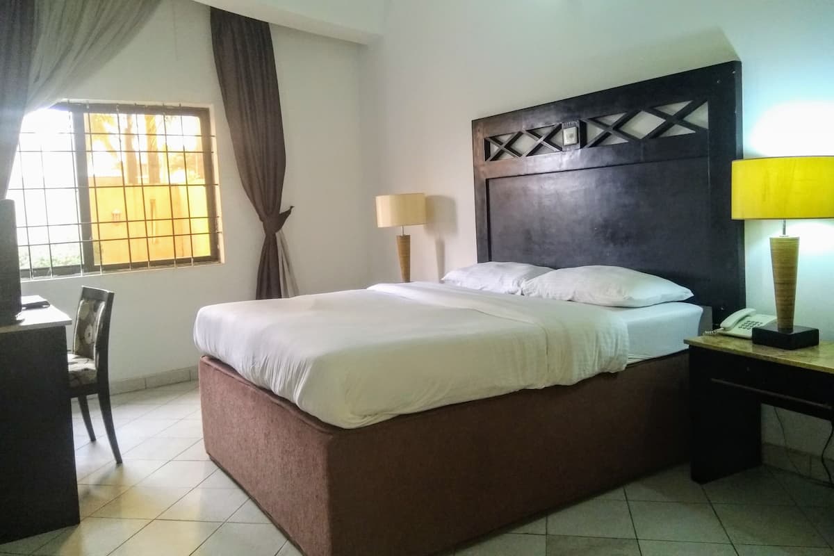 Apartment, 1 Double Bed | In-room safe, desk, blackout drapes, WiFi (free)