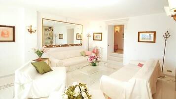 Fernseher, Kamin, Stereoanlage