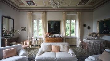 TV, caminetto, impianto stereo