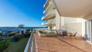 Outdoor dining - Stunning apartment with water views and a pool (Shoal Bay)