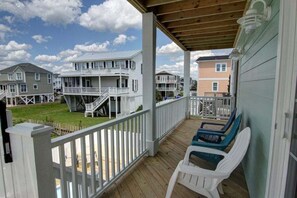 Terrace/patio - Experience seaside charm at "Welcome Home" in Holden Beach, a spacious 4BR retreat! (Holden Beach)