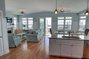 Una televisión, una chimenea