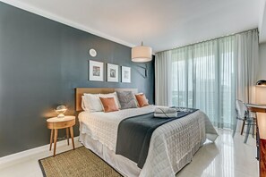 1 sovrum, värdeförvaringsskåp på rummet och skrivbord