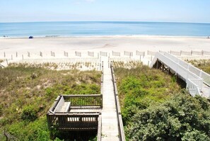 Una spiaggia nelle vicinanze