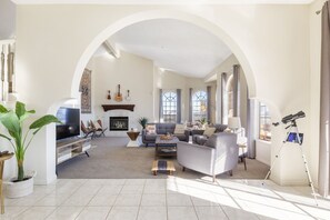 TV, lareira, mesa de pingue-pongue