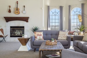 Una televisión, una chimenea, una mesa de tenis de mesa