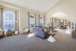 TV, lareira, mesa de pingue-pongue