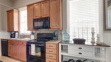 Een koelkast, een microgolfoven, een oven, een kookplaat