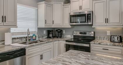 HUGE POOL 5 Bedrooms/3 Bath Updated Home Sleeps 15