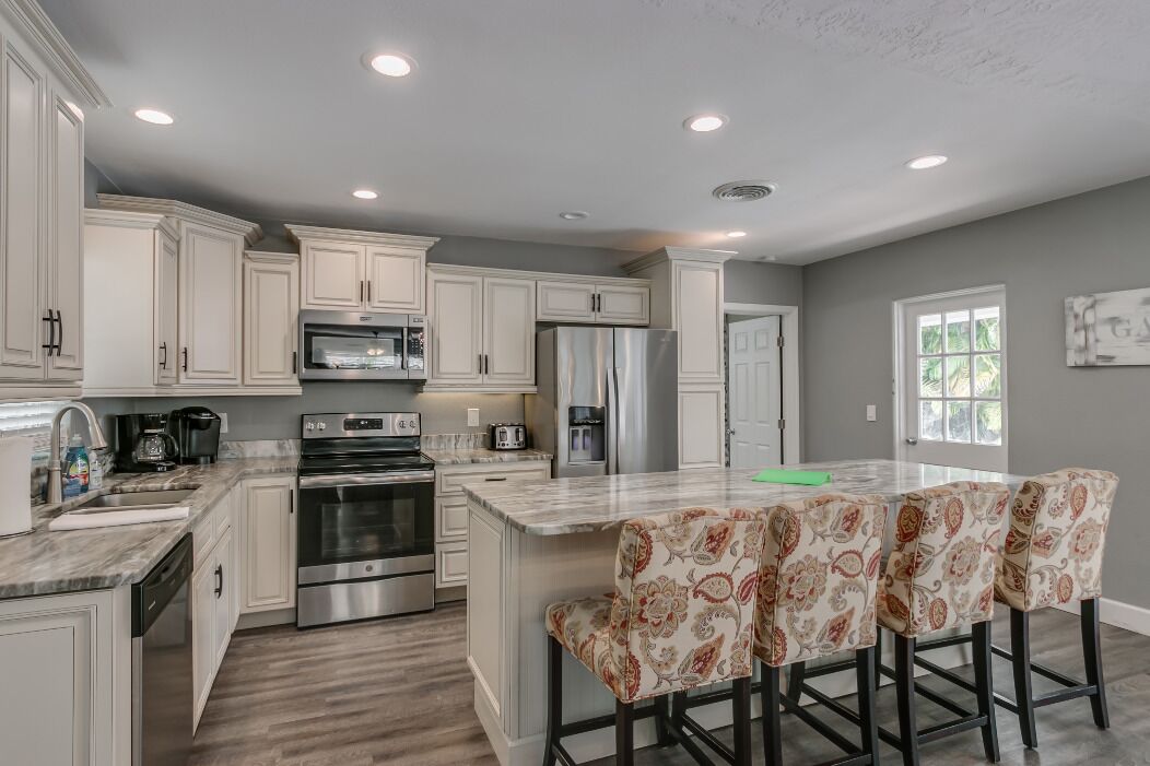 Refrigerador, microondas, horno y parrilla de estufa 